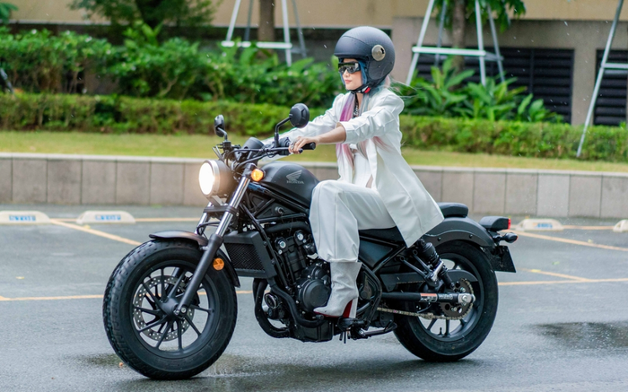 H'Hen Nie vẫn tươi cười chụp hình với fan dù thi rớt bằng lái xe