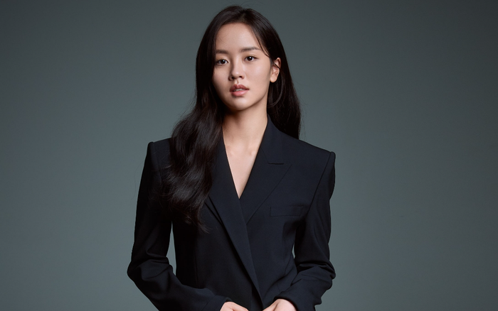 Kim So Hyun tung loạt ảnh mới nhân dịp đổi công ty
