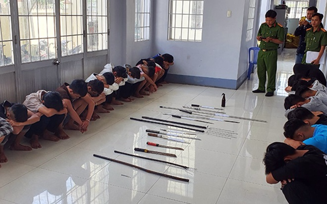 Mâu thuẫn trong lúc chơi game, 40 thanh thiếu niên cầm hung khí đuổi chém nhau gây náo loạn