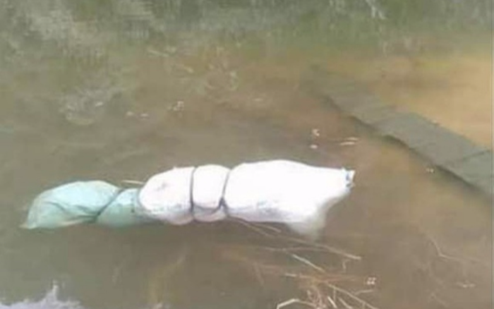 Thi thể người phụ nữ bị sát hại cuốn chăn trong bao tải nổi dưới sông, chưa xác định được thân nhân