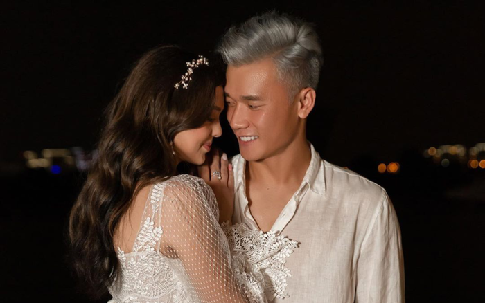 Bùi Tiến Dũng đến khách sạn đón Dianka, tặng bó hoa khiến nàng mẫu e thẹn