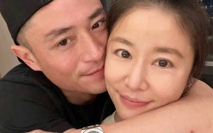 Hoắc Kiến Hoa choàng tay, ôm hôn Lâm Tâm Như thể hiện tình cảm trong ngày sinh nhật của vợ