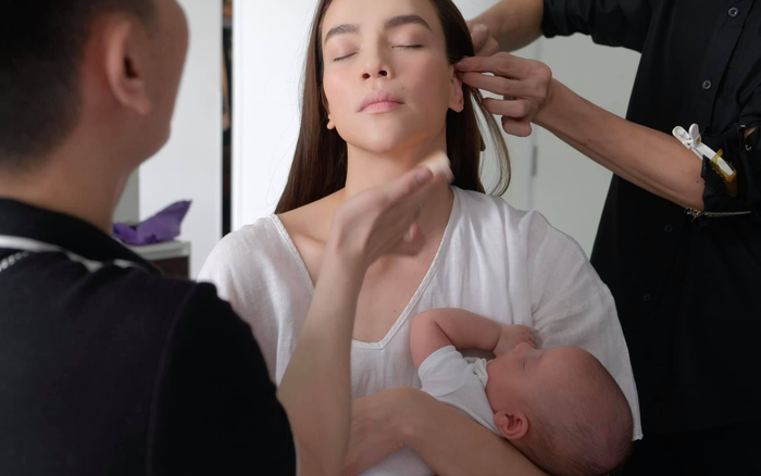'Lịm tim' vì đáng yêu: Khoảnh khắc Hà Hồ vừa mơ màng ngủ vừa ru con trước giờ đi diễn