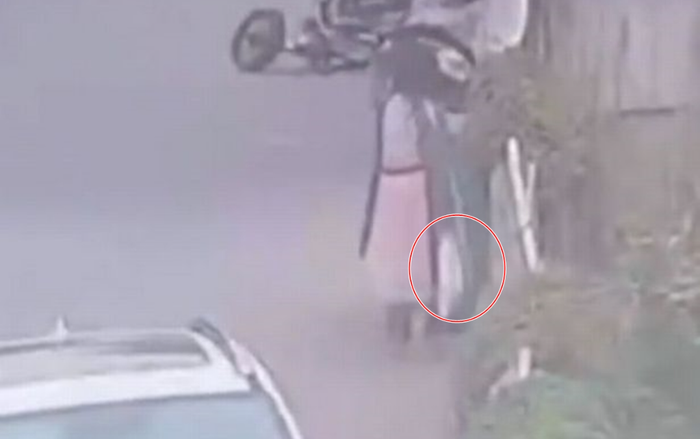 Cô gái vứt con mới sinh vào thùng rác để giấu cha mẹ chuyện mang thai