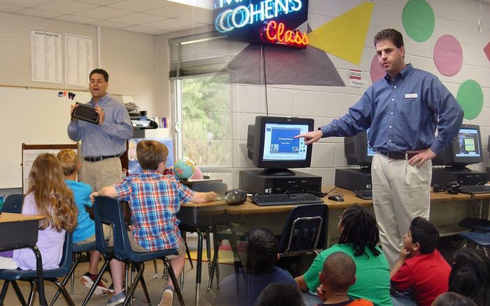 Bị chối bỏ vì 'sủa' tiếng chó, chàng trai quyết trở thành người thầy được vạn người kính trọng