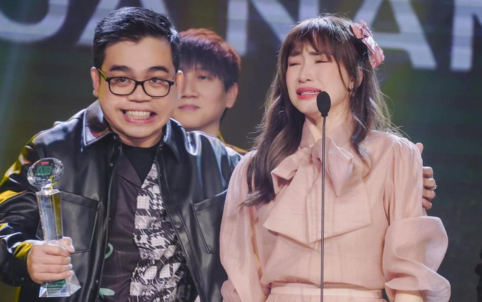 Khoe thần thái chuẩn như Hòa Minzy: khóc những vẫn phải xinh