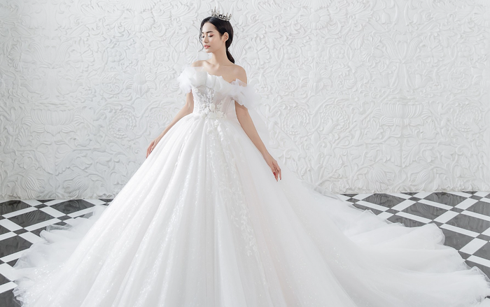 Ren Bridal Studio trình làng hàng loạt váy cưới có 1-0-2 trong BTS Luxury Limited 2021