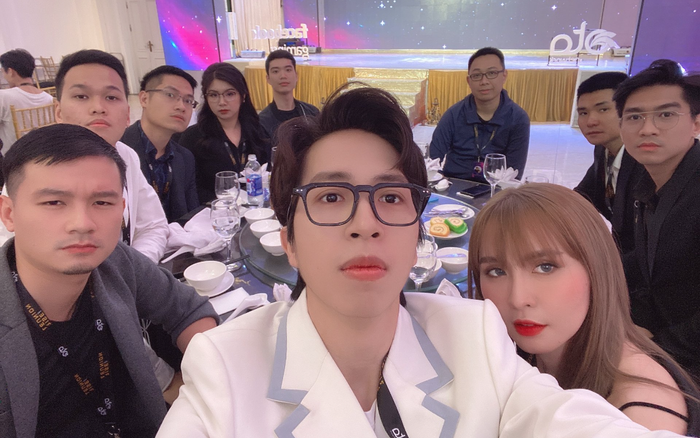 Hậu đăng ảnh thân thiết cùng tình cũ, ViruSs bất ngờ lên tiếng muốn lấy vợ, đăng ảnh mặc áo dài đỏ