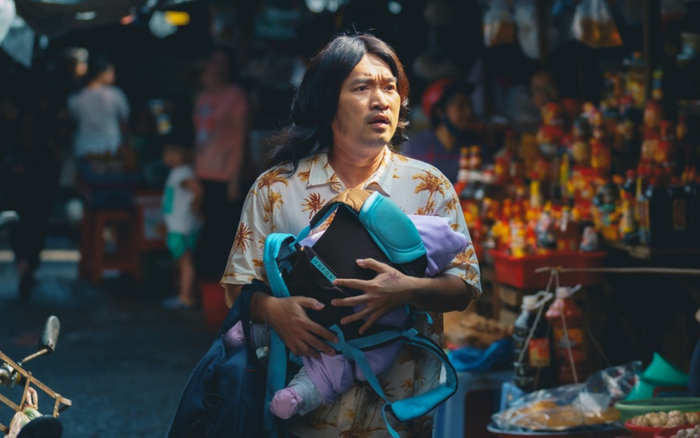 Tiến Luật ôm con gái chạy giữa đường, netizen hoảng hốt gọi tên Thu Trang