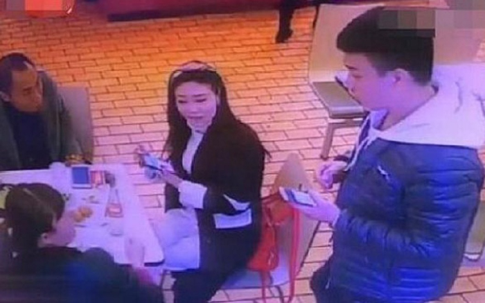 Xin làm quen 'vợ người ta' bất chấp chồng ngồi cạnh, hành động sau đó của nam thanh niên còn phẫn nộ hơn