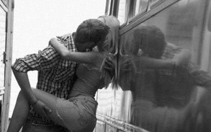 Cặp đôi thản nhiên diễn 'cảnh nóng' ở trạm xe buýt