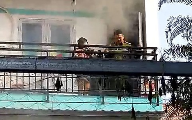 Chiến sĩ cảnh sát PCCC giải cứu bé gái mắc kẹt ở ban công ngôi nhà đang cháy