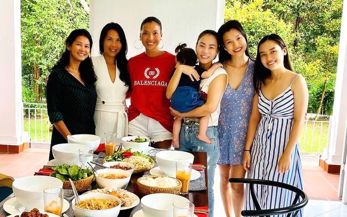 Thu Minh, Hoàng Oanh hội ngộ đón Tết ở Singapore do dịch Covid-19 không thể về Việt Nam