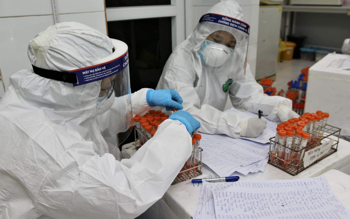 Ở nơi những vết máu đỏ hằn trên giác mạc