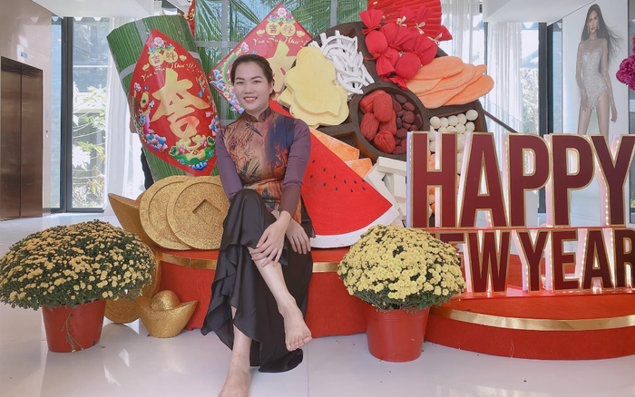 Trợ lí Ngọc Trinh tung bộ ảnh Tết đẹp xuất sắc không thua gì cô chủ