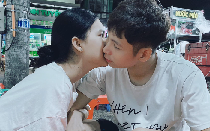 Đăng ảnh hôn Ngọc Trinh ngoài đường, 'nam thần' bóng đá làm thơ xin được yêu trọn đời