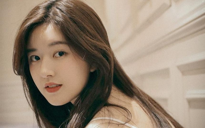 Triệu Lộ Tư bị tố bệnh ngôi sao, 8 ô che chắn kín mít khiến dân mạng mỉa mai: 'Ở cữ sợ gió sao?'