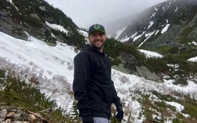 Mê man trong lúc ngủ, người đàn ông nuốt luôn tai nghe Airpod