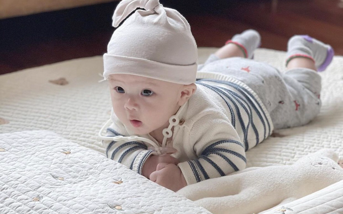Ngoại hình con trai cầu thủ Duy Mạnh khiến cộng đồng mạng bất ngờ vì cân cả nhan sắc bố mẹ