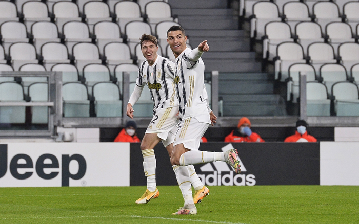 Ronaldo chào đón tuổi 36 bằng màn tỏa sáng rực rỡ trước Roma