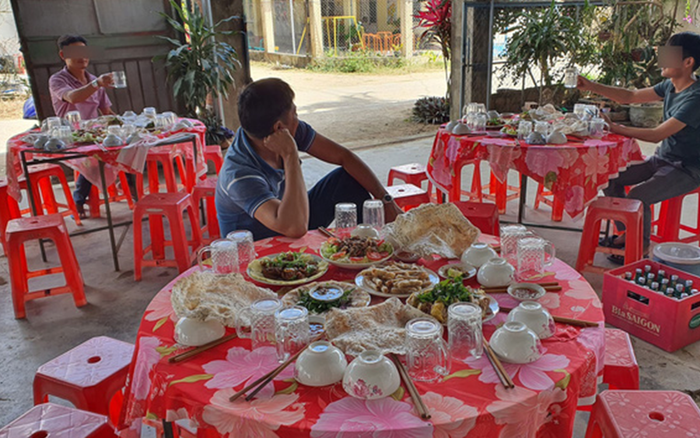 Xôn xao hình ảnh tiệc tất niên đìu hiu trong mùa COVID-19: Mỗi người ngồi một bàn