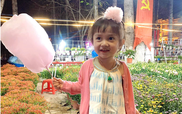 Lê Dương Bảo Lâm khoe ảnh con gái đeo vàng xinh xắn đi chơi Tết