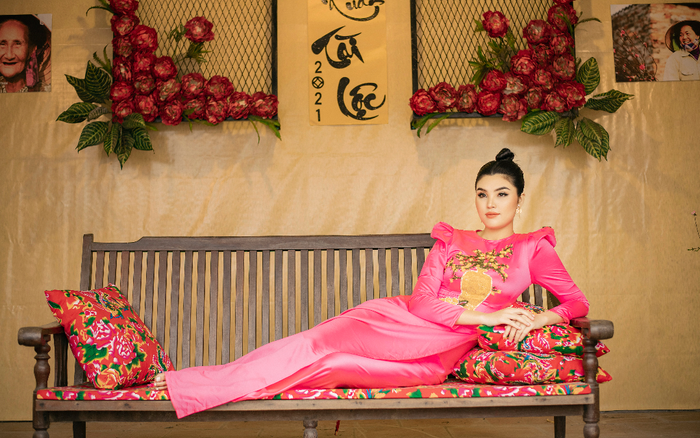 Duyên dáng đón xuân với áo dài nhung lụa thêu đính hoa lá thủ công