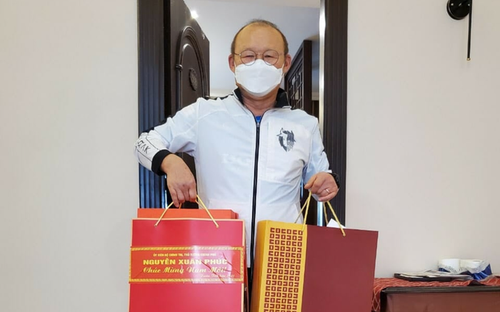 HLV Park Hang-seo nhận quà Tết của Thủ tướng Nguyễn Xuân Phúc