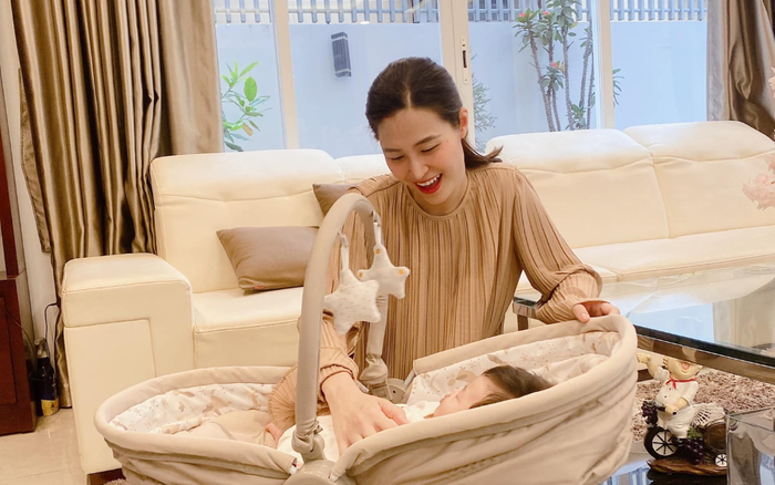 Đăng ảnh chăm bé Winnie, Đông Nhi háo hức vì sắp được đón Tết đầu tiên bên con gái