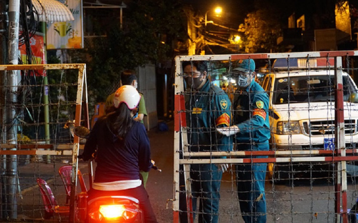 TPHCM phong tỏa một hẻm ở quận 1, Tân Sơn Nhất lấy mẫu xét nghiệm cho toàn bộ nhân viên