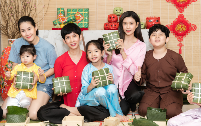 Con gái Xuân Lan dạy cậu nhóc Sushi nhà Trương Quỳnh Anh gói bánh chưng đón Tết