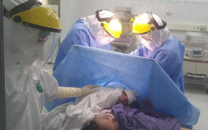 Phẫu thuật mổ lấy thai cho sản phụ dương tính virus SARS-CoV-2 tại khu cách ly Bệnh viện Sản Nhi Quảng Ni