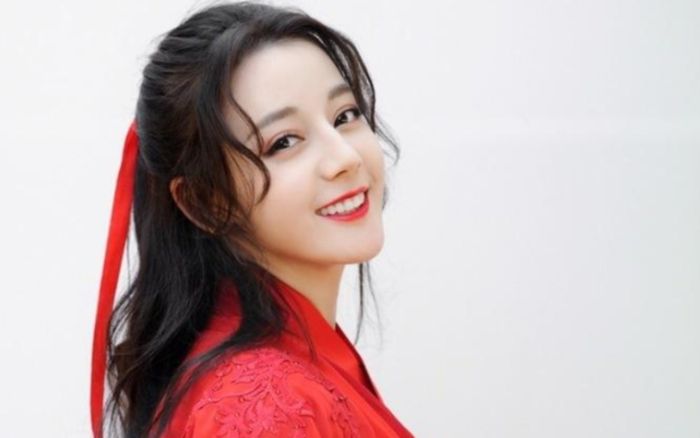 Chưa đến tuổi 30 nhưng Địch Lệ Nhiệt Ba đã để lộ nhan sắc lão hóa