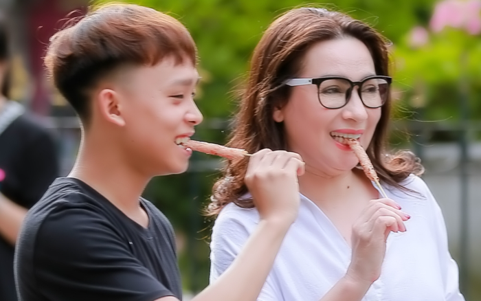 Phi Nhung đăng đàn trách con trai nuôi 'mắc bệnh ngôi sao', dân mạng người bênh kẻ chỉ trích Hồ Văn Cường