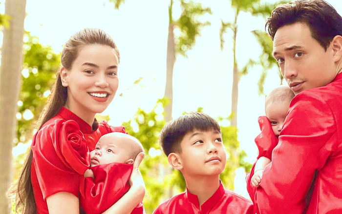 Mùng 1 Tết, gia đình Hà Hồ - Kim Lý diện Áo dài đỏ rực cả một góc trời