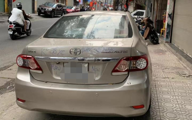 Đỗ 'nhờ' trước cửa nhà người khác ngày đầu năm, chủ ô tô méo mặt khi thấy dòng chữ trên xe