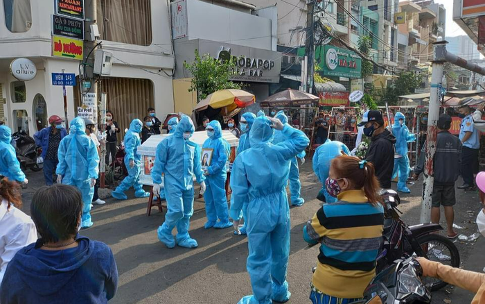 Xót xa hình ảnh đưa tang trong con hẻm nhỏ bị cách ly do dịch COVID-19 sáng mùng 2 Tết