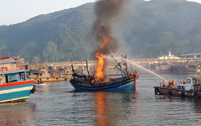 Cháy 3 tàu cá ở Đà Nẵng sáng mùng 3 Tết, ước tính thiệt hại 14 tỷ đồng