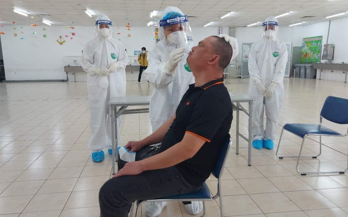 Hải Dương lấy mẫu xét nghiệm cho công nhân trên diện rộng