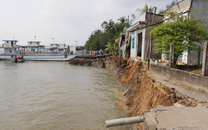 Sạt lở trưa mùng 3 Tết khiến 6 căn nhà đổ sụp xuống sông Hậu