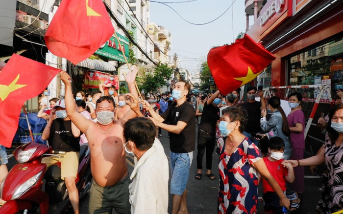Con hẻm khu Mả Lạng được gỡ phong tỏa, hàng ngàn cư dân reo hò ăn mừng