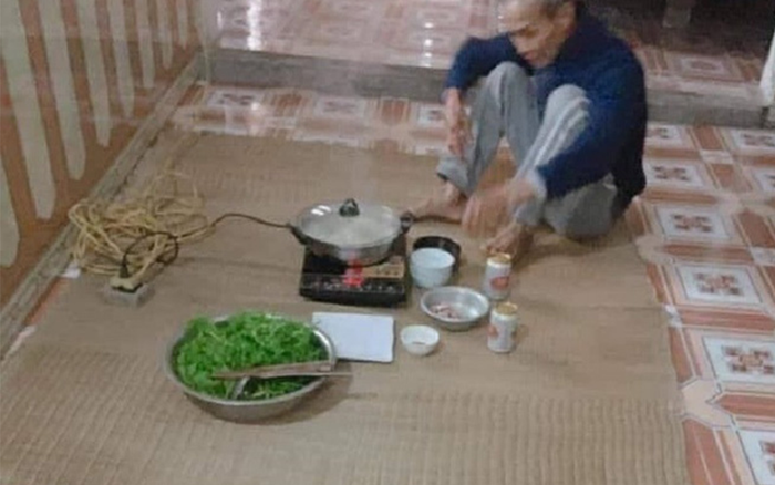 Rơi nước mắt hình ảnh cha già ngồi bên nồi lẩu vì con không về ăn Tết