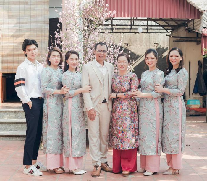 Hoà Minzy khoe ảnh gia đình dịp Tết, nhan sắc em út khiến hội chị em phát sốt