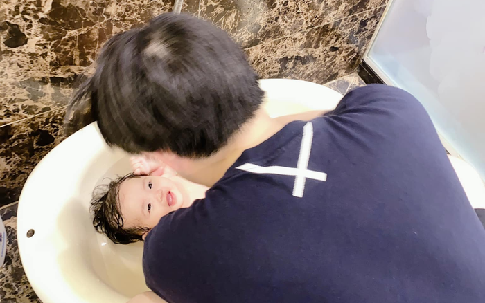 Con gái thích thú khi được bố Ông Cao Thắng tắm làm Đông Nhi phải thốt lên rằng: 'Đôi tình nhân trẻ'