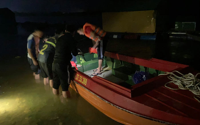 Tìm kiếm hiệu trưởng nghi nhảy cầu trong đêm