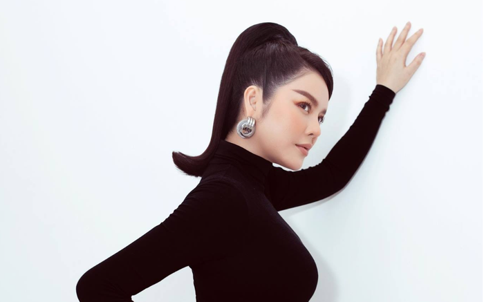 Lý Nhã Kỳ 'than trời' khi Lệ Quyên, Ngô Thanh Vân, Mỹ Tâm, Trương Ngọc Ánh đều đã 'chốt đơn'