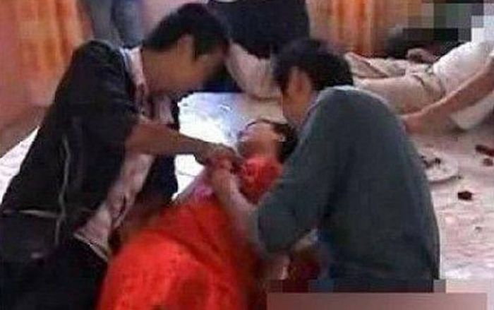 Bị say rượu khi bạn thân nhờ làm phù dâu, cô nàng hốt hoảng khi tỉnh dậy với 2 người đàn ông bên cạnh