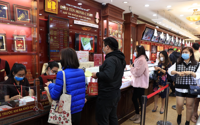 Người Hà Nội xếp hàng mua vàng trước ngày Vía Thần tài, tránh đông người phòng dịch COVID-19