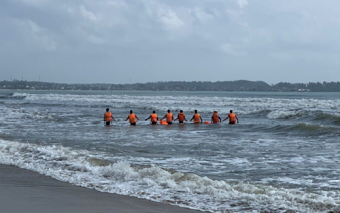 Lao ra biển cứu học sinh bị đuối nước, bảo vệ nhà hàng mất tích