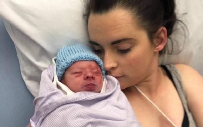 Vừa sinh con xong thì phát hiện chồng bỏ trốn cùng nhân tình, danh tính 'tiểu tam' khiến sản phụ buồn nôn